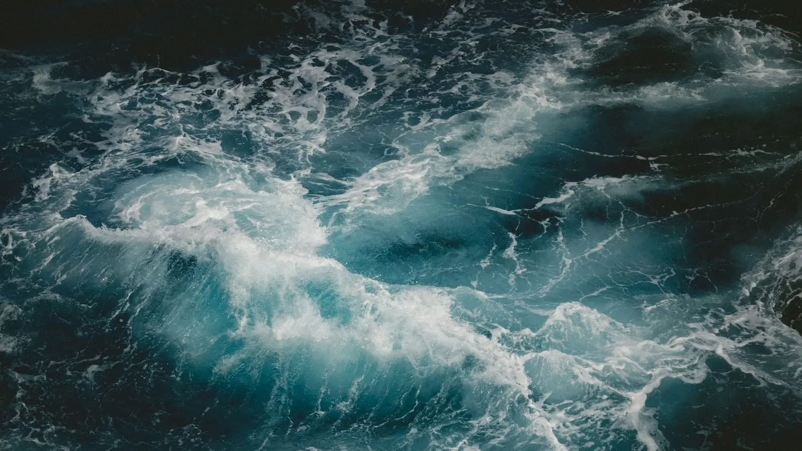 Бурные морские волны